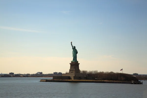 Estatua de la Libertad desde lejos —  Fotos de Stock