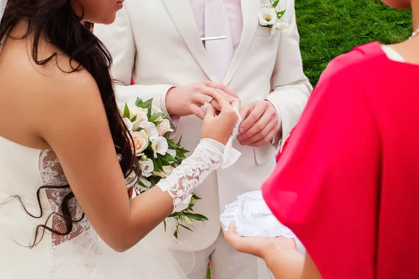 Die Hochzeitszeremonie, das Brautpaar tauscht Ringe. — Stockfoto