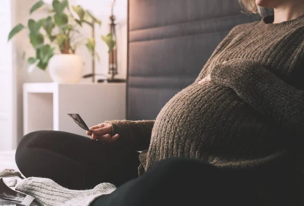 Gravid Kvinna Som Håller Ultraljud Bild Tittar Medicinska Testrapporter Mysig — Stockfoto