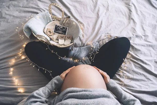 新生児服 超音波画像 おもちゃとウィッカーバスケットを持つ妊婦 妊娠中の出産を待っている妊婦さん ベビーシャワーパーティー 冬休みのコンセプト — ストック写真