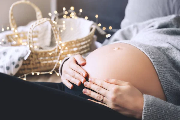 Close Mooie Buik Van Zwangere Vrouw Gebreide Trui Het Licht — Stockfoto