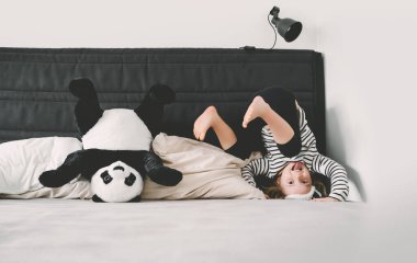 Evinde peluş bir pandası olan tatlı küçük bir kız. Aile kavramı, sağlıklı uyku, çocuk yetiştirme, ebeveynlik. Çocukluk ve arkadaşlık.