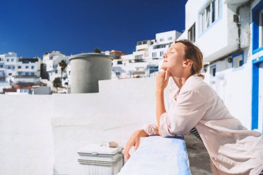 Kanarya Adaları 'nda yaz tatilinde olan genç bir kadın. Avrupa seyahati. İspanya 'nın Gran Kanarya kentindeki Tufia (Yunanistan' daki Santorini gibi) eski otantik balıkçı kasabasının beyaz mimarisinde turist kız.