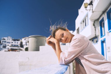 Kanarya Adaları 'nda yaz tatilinde olan genç bir kadın. Avrupa seyahati. İspanya 'nın Gran Kanarya kentindeki Tufia (Yunanistan' daki Santorini gibi) eski otantik balıkçı kasabasının beyaz mimarisinde turist kız.