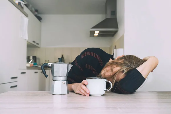 Zmęczona Śpiąca Kobieta Jakieś Problemy Wyczerpana Kobieta Kawą Domu Pojęcie — Zdjęcie stockowe