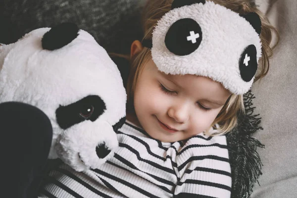 Nettes Kleines Mädchen Mit Weichem Großen Plüschpanda Hause Konzept Der — Stockfoto