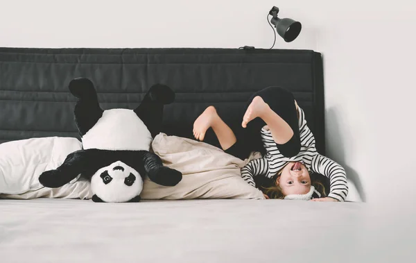 可爱的小女孩带着柔软的大熊猫在家里 家庭的概念 孩子的健康睡眠 童年与友谊 — 图库照片