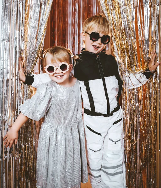 Красивые Стильные Дети Модных Платьях Веселятся Маскараде Праздничном Фоне Украшениями — стоковое фото