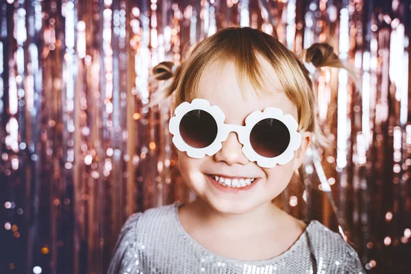 Портрет Счастливой Маленькой Девочки Платье Солнечных Очках Веселящихся Праздничном Фоне — стоковое фото