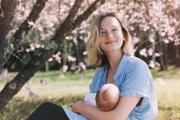 Hermosa Madre Amamantando Bebé Mujer Joven Amamantando Bebé Recién Nacido —  Fotos de Stock