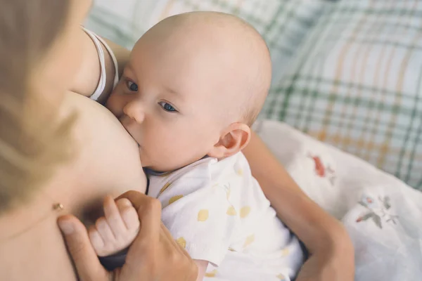 Bebé Comiendo Leche Materna Madre Amamantando Bebé Mujer Amamantando Bebé — Foto de Stock