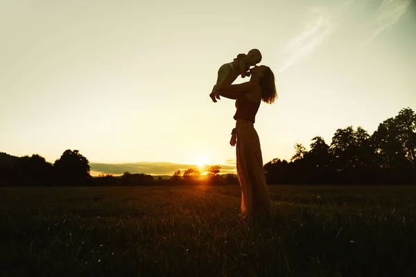 Maman Bébé Aimants Coucher Soleil Belle Femme Petit Enfant Dans — Photo