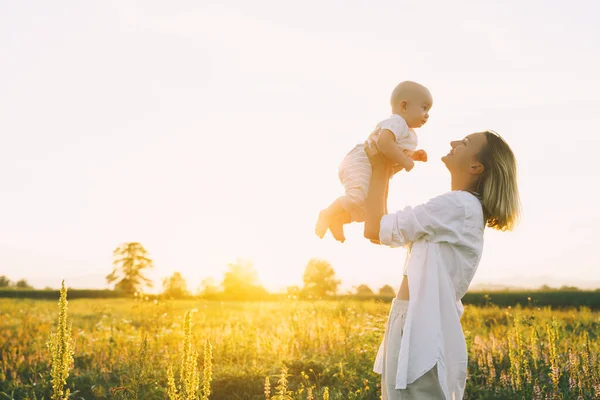 Liefhebbende Moeder Baby Bij Zonsondergang Mooie Vrouw Klein Kind Natuur — Stockfoto