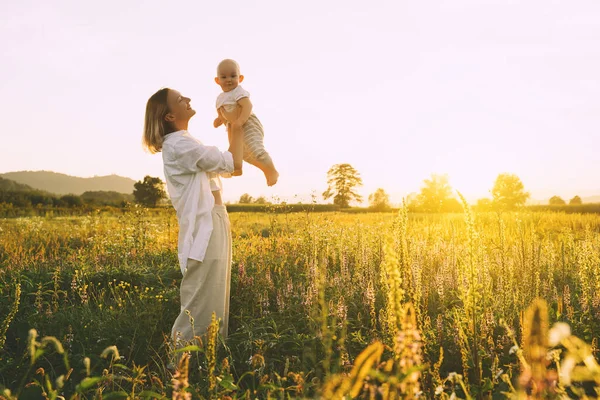 Liefhebbende Moeder Baby Bij Zonsondergang Mooie Vrouw Klein Kind Natuur — Stockfoto