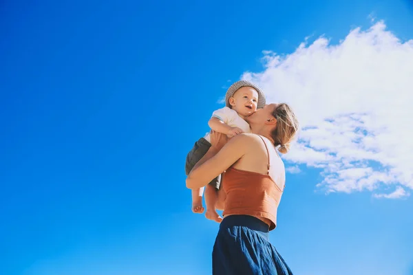 Мать Бросает Ребенка Голубое Небо Счастливая Семья Открытом Воздухе Мама — стоковое фото