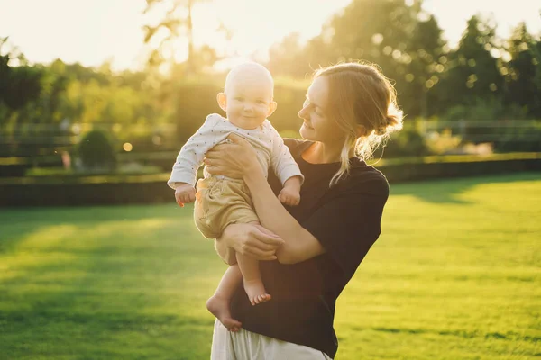 Jonge Moeder Baby Spelen Het Park Zomer Mooie Moeder Kind — Stockfoto