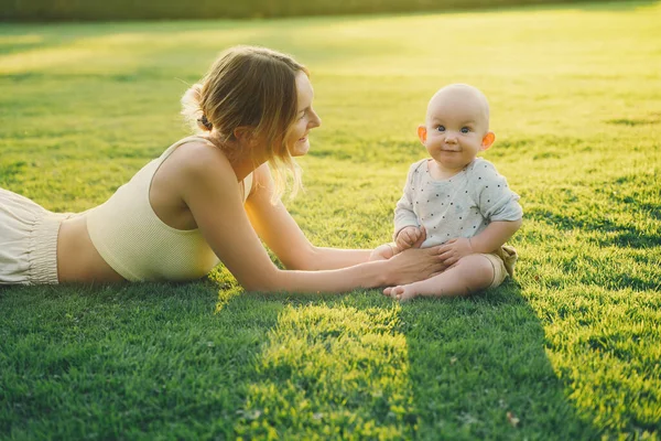 Junge Mutter Und Baby Spielen Sommer Park Schöne Mutter Und — Stockfoto