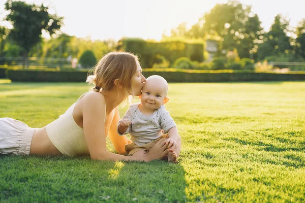 Jeune Mère Bébé Jouant Dans Parc Été Belle Maman Enfant — Photo