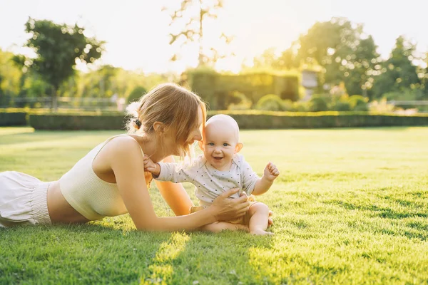 Jonge Moeder Baby Spelen Het Park Zomer Mooie Moeder Kind — Stockfoto