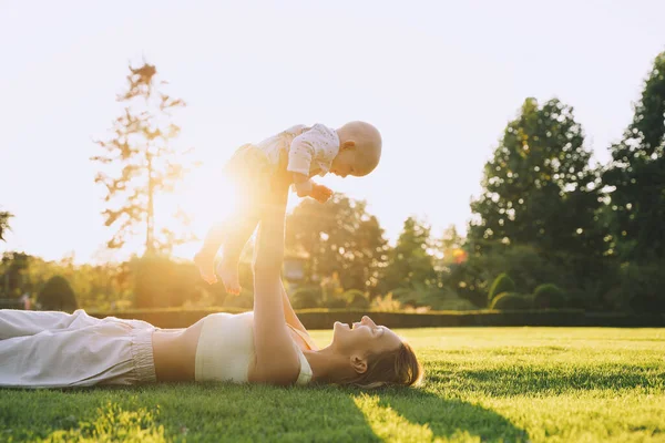 Jonge Moeder Baby Spelen Het Park Zomer Mooie Moeder Kind — Stockfoto