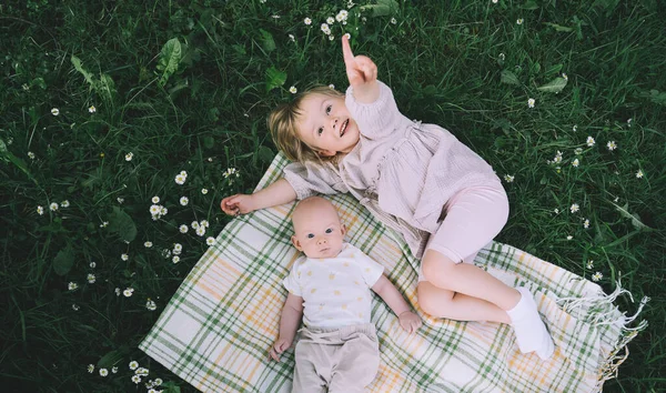 儿童的天性 幼儿在户外绿草上玩耍 兄弟的友谊 和家人一起度假快乐和健康的生活方式 简约风格的照片 — 图库照片