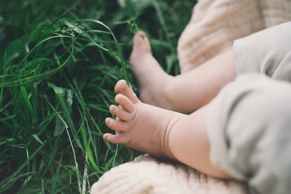 Maleńkie Słodkie Stópki Zielonej Trawie Świeżym Powietrzu Dziecko Leżące Kocu — Zdjęcie stockowe