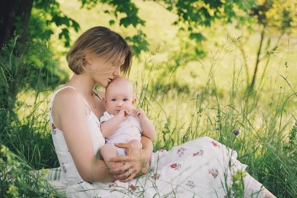 Hermosa Madre Bebé Naturaleza Mujer Joven Con Bebé Armonía Concepto —  Fotos de Stock