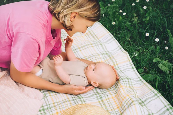 Mooie Moeder Baby Natuur Jonge Vrouw Met Haar Baby Harmonie — Stockfoto