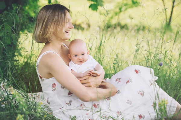 Mooie Moeder Baby Natuur Jonge Vrouw Met Haar Baby Harmonie — Stockfoto