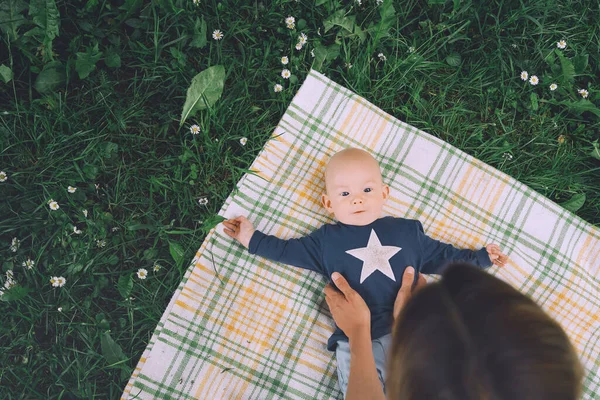 Cute Szczęśliwy Dziecko Leżące Kocu Zielonej Trawie Lecie Świeżym Powietrzu — Zdjęcie stockowe