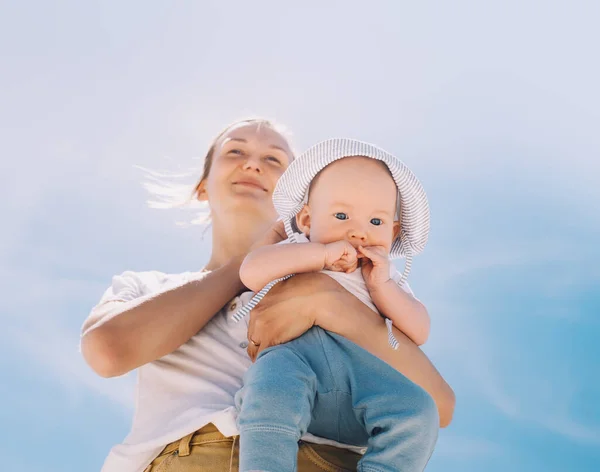 Moeder Die Baby Tegen Blauwe Lucht Gooit Gelukkige Familie Buiten — Stockfoto