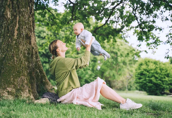 Moeder Baby Begrip Natuurlijk Moederschap Moederschap Mooie Vrouw Kleine Baby — Stockfoto