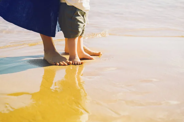 Eerste Stappen Van Baby Moeder Klein Kind Lopen Blootsvoets Strand — Stockfoto