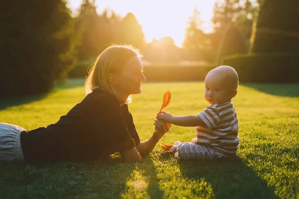 Jonge Moeder Baby Spelen Het Park Zomer Mooie Moeder Kind — Stockfoto