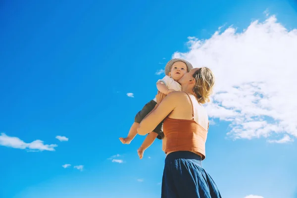 Moeder Die Baby Tegen Blauwe Lucht Gooit Gelukkige Familie Buiten — Stockfoto