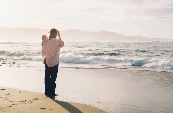 Mãe Com Criança Pequena Brincando Divertindo Juntos Oceano Praia Feliz — Fotografia de Stock