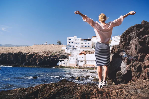 Kobieta Cieszy Się Wakacjami Kamiennej Plaży Tufia Małej Starej Miejscowości — Zdjęcie stockowe