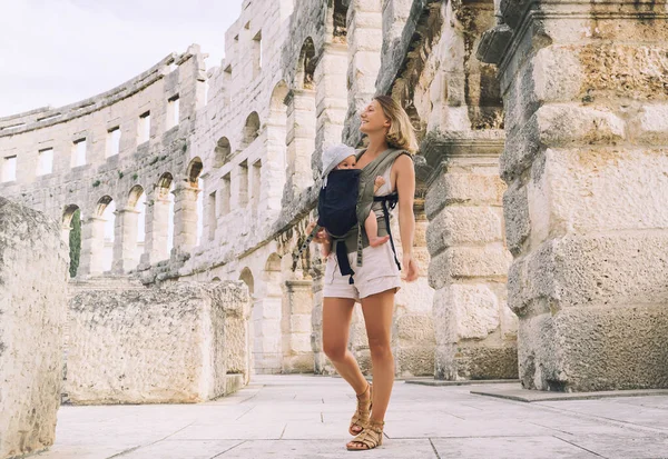 Mujer Turista Con Niños Anfiteatro Romano Arena Como Coliseo Famoso — Foto de Stock