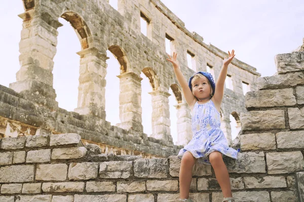 Søt Liten Pike Med Familie Som Utforsker Roman Amphitheater Arena – stockfoto