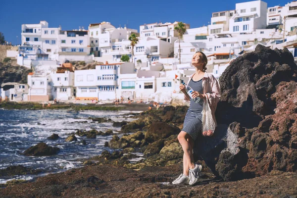 Mulher Elegante Com Frutas Saco Algodão Praia Ilhas Canárias Espanha — Fotografia de Stock