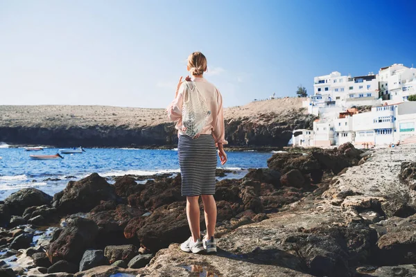Κομψή Γυναίκα Φρούτα Βαμβακερή Τσάντα Στην Παραλία Κανάρια Νησιά Ισπανία — Φωτογραφία Αρχείου