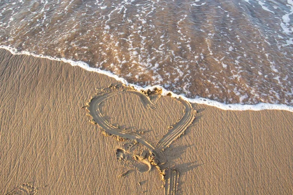 Cuore Che Disegna Sulla Sabbia Una Spiaggia Sullo Sfondo Spazio — Foto Stock