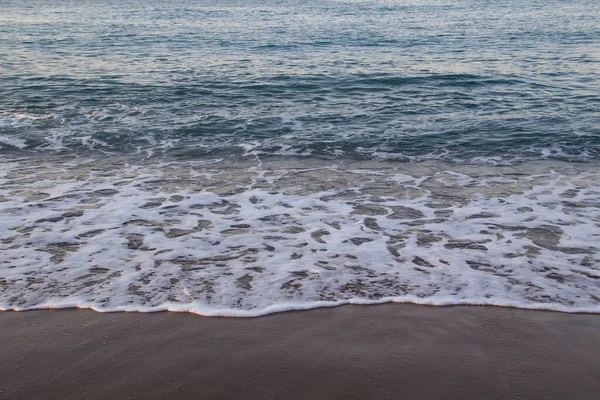 Deniz Dalgaları Kumla Kaplı Güzel Bir Deniz Manzarası Kumsalda Deniz — Stok fotoğraf