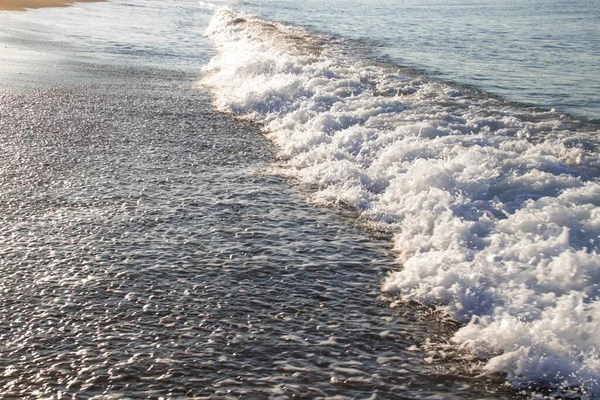 Deniz Dalgaları Kumla Kaplı Güzel Bir Deniz Manzarası Kumsalda Deniz — Stok fotoğraf