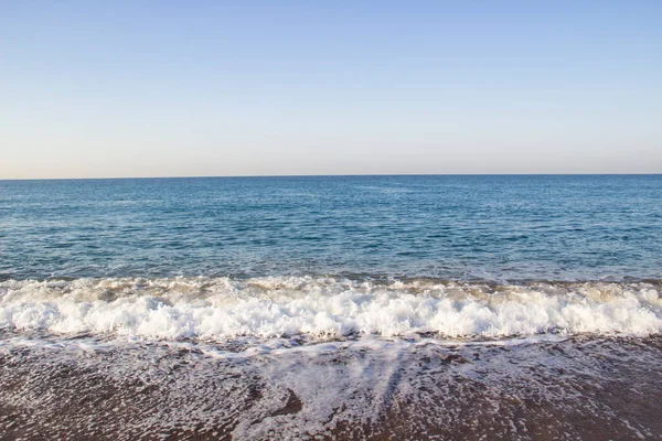 바다의 파도와 모래로 이루어진 아름다운 해변의 — 스톡 사진