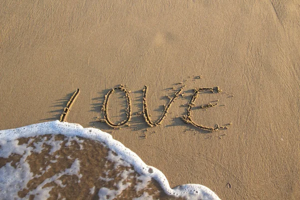 Parola Amore Scrittura Sulla Sabbia Sulla Spiaggia Sullo Sfondo Concetto — Foto Stock