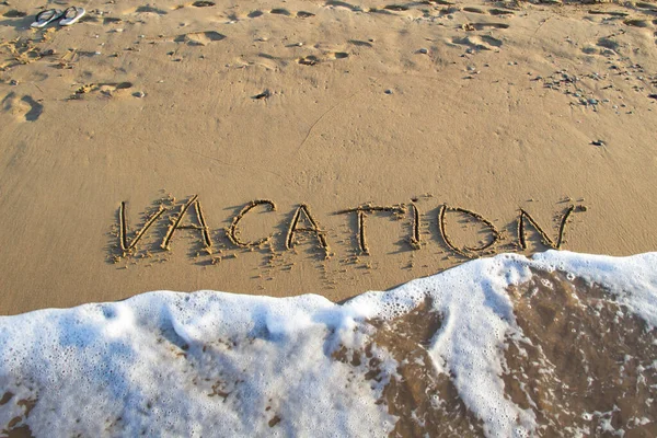 Word Vacation Wrote Sand Background Message Says Vacation Sand Beach — Stock Photo, Image
