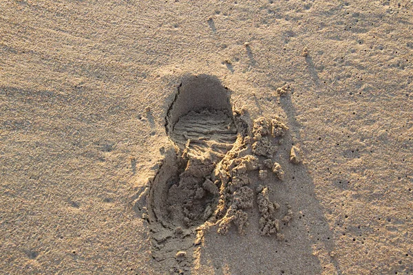 Fotspår Sanden Stranden Mot Bakgrund — Stockfoto
