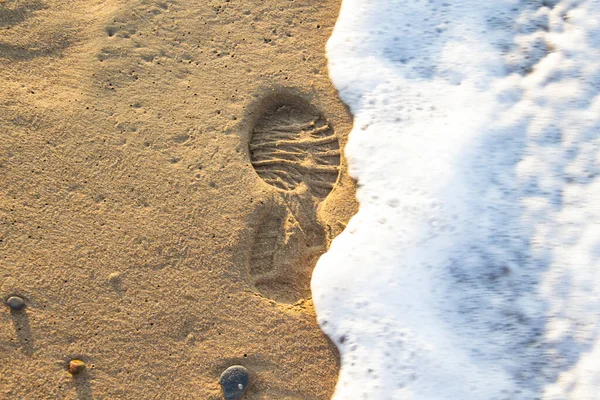 Морська Піна Хвилі Піску Слідами Людський Слід Піску Морською Водою — стокове фото