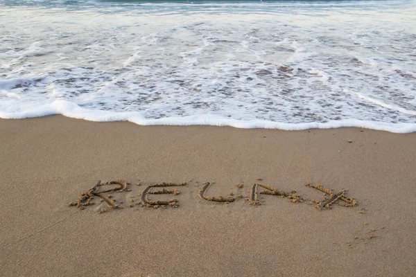 Relax Написав Піску Проти Фону Повідомлення Каже Розслабся Піску Пляжі — стокове фото